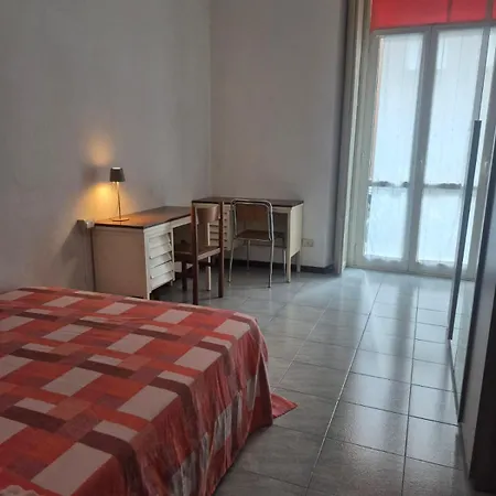Alloggio in famiglia Completo O Private, Centro Vicino Stazione E Al Lecco
